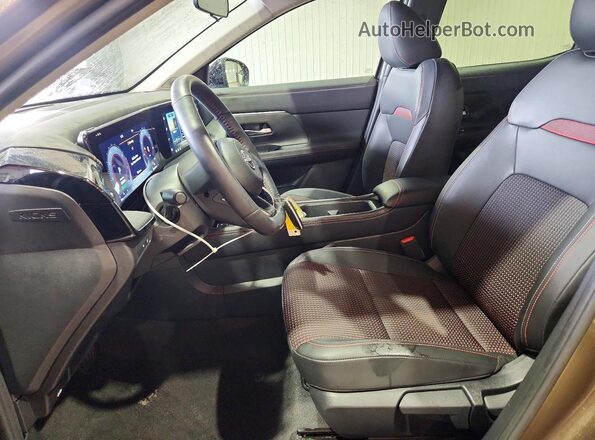 3N8AP6DA1TL384968 2026 NISSAN KICKS Коричневый Вид салона спереди