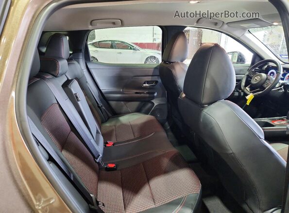 3N8AP6DA1TL384968 2026 NISSAN KICKS Коричневый Вид задней части салона