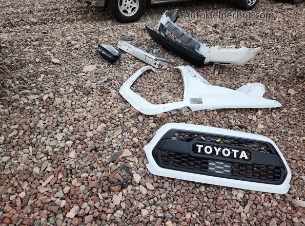 3TMAZ5CN1MM158915 2021 TOYOTA TACOMA White Widok komory silnika
