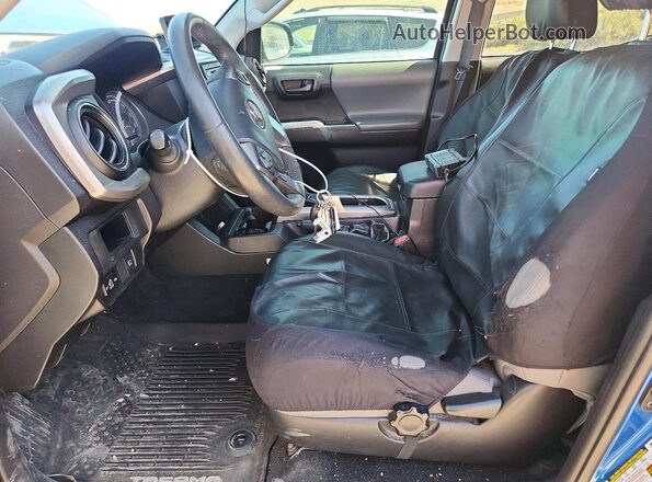 3TMCZ5AN3JM133828 2018 TOYOTA TACOMA Синий Вид салона спереди