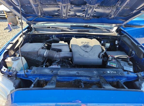 3TMCZ5AN3JM133828 2018 TOYOTA TACOMA Синий Вид задней части салона
