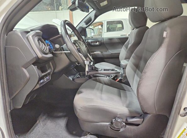 3TMCZ5AN3JM186447 2018 TOYOTA TACOMA White Вид салону спереду