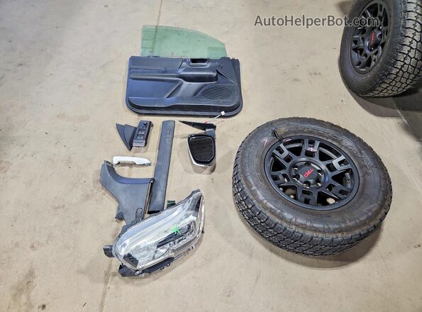 3TMCZ5AN3JM186447 2018 TOYOTA TACOMA White Вид підкапотного простору