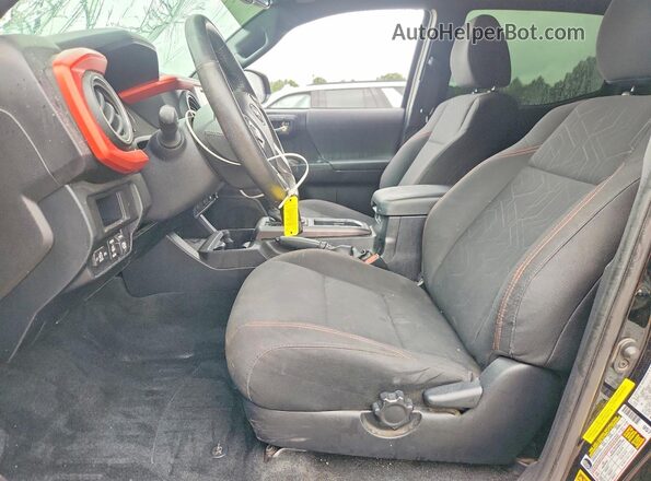 3TMCZ5AN4HM049897 2017 TOYOTA TACOMA Черный Вид салона спереди