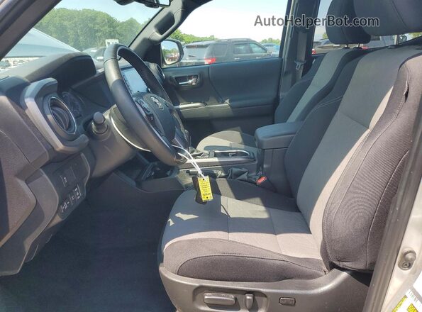 3TMCZ5AN4PM651441 2023 TOYOTA TACOMA Серебряный Вид салона спереди