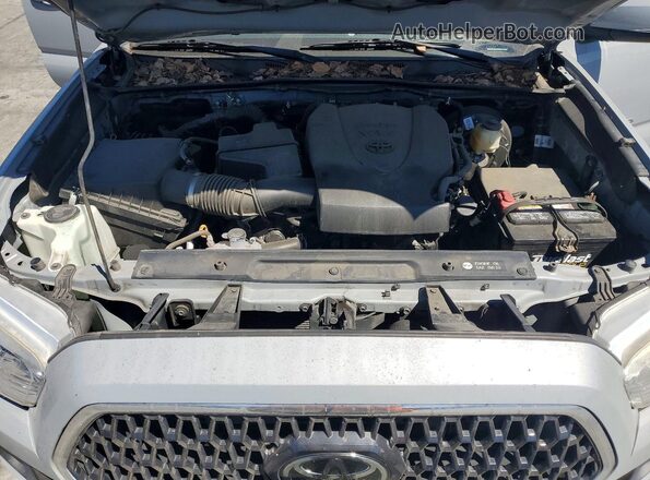 3TMCZ5AN9JM148706 2018 TOYOTA TACOMA Gray Widok wnętrza z tyłu