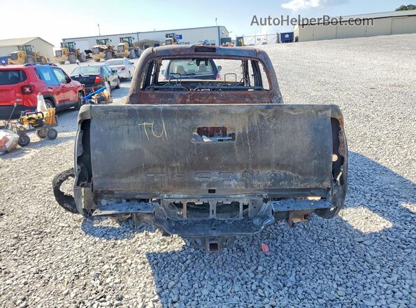 3TMCZ5ANXJM143787 2018 TOYOTA TACOMA Пожар Вид сзади