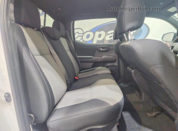 3TMDZ5BN2PM166928 2023 TOYOTA TACOMA White Vista de los asientos traseros