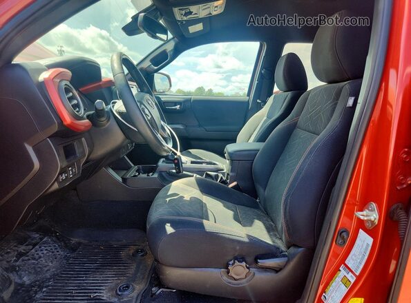 3TMDZ5BN9JM052920 2018 TOYOTA TACOMA Красный Вид салона спереди