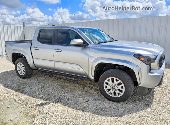 3TMKB5FNXSM031114 2025 TOYOTA TACOMA Silver Передня права чверть