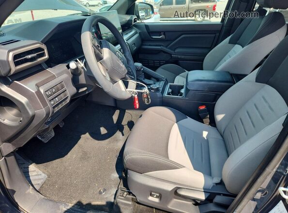 3TMLB5JN2TM212978 2026 TOYOTA TACOMA Charcoal Widok wnętrza z przodu