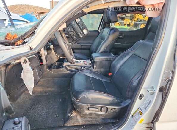 3TYCZ5AN7NT097796 2022 TOYOTA TACOMA White Вид салону спереду