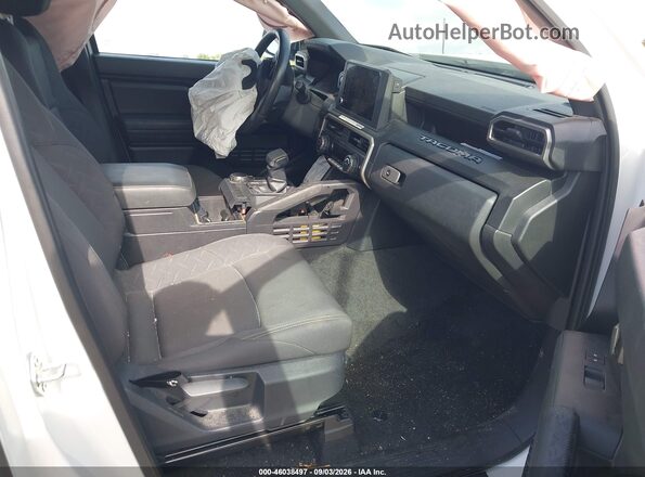 3TYJDAKN0RT002692 2024 TOYOTA TACOMA Белый Вид салона спереди
