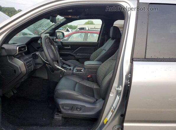 3TYLC5LN3ST028744 2025 TOYOTA TACOMA Silver წინა სალონის ხედი