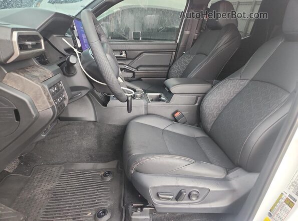 3TYLC5LN3TT069747 2026 TOYOTA TACOMA Белый Вид салона спереди