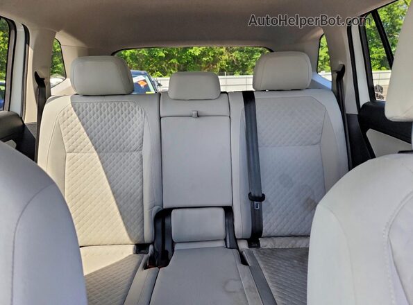 3VV0B7AX4JM042752 2018 VOLKSWAGEN TIGUAN White Widok tylnych siedzeń
