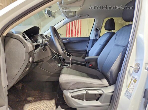 3VV0B7AX7MM103628 2021 VOLKSWAGEN TIGUAN White Սալոնի դիմացի տեսք
