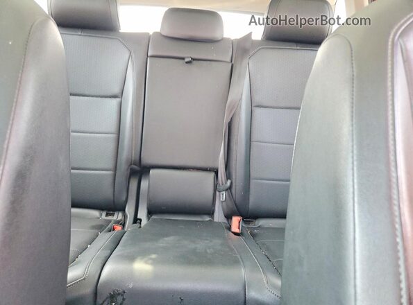 3VV2B7AX2JM160534 2018 VOLKSWAGEN TIGUAN Red Rear seats view