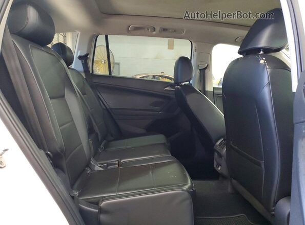 3VV2B7AX8JM185907 2018 VOLKSWAGEN TIGUAN Белый Вид задней части салона
