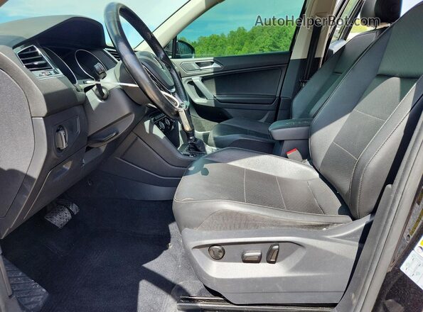 3VV3B7AX0JM049498 2018 VOLKSWAGEN TIGUAN Черный Вид салона спереди