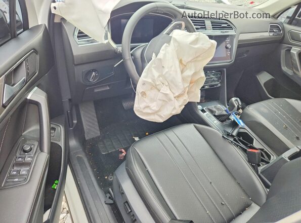 3VV3B7AX1NM100156 2022 VOLKSWAGEN TIGUAN White Vista del salpicadero