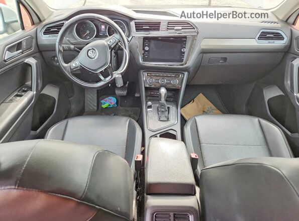 3VV3B7AX4JM001552 2018 VOLKSWAGEN TIGUAN White წინა სალონის ხედი
