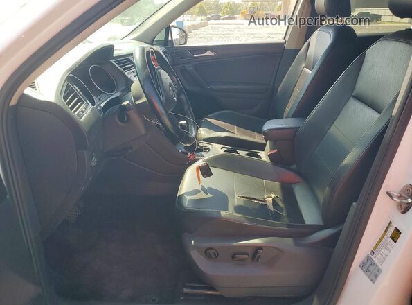 3VV3B7AX4JM063923 2018 VOLKSWAGEN TIGUAN White Вид салону спереду