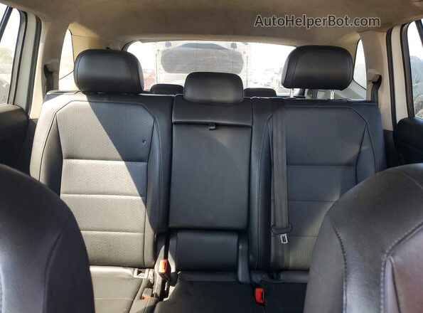 3VV3B7AX4JM063923 2018 VOLKSWAGEN TIGUAN White Вид задніх сидінь