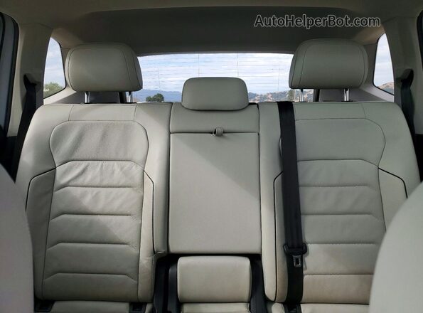 3VV4B7AX2KM038802 2019 VOLKSWAGEN TIGUAN Gray Widok tylnych siedzeń