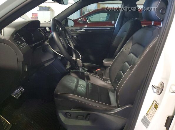 3VV4B7AX7MM068087 2021 VOLKSWAGEN TIGUAN White წინა სალონის ხედი
