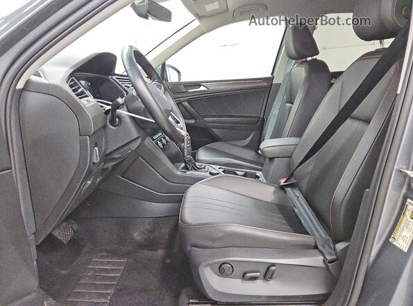 3VV5B7AX8RM210006 2024 VOLKSWAGEN TIGUAN Gray Front interior view