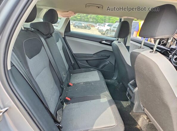 3VV5X7B2XRM106704 2024 VOLKSWAGEN TAOS Silver Widok wnętrza z tyłu