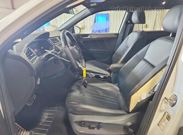 3VV8B7AX2NM095698 2022 VOLKSWAGEN TIGUAN White წინა სალონის ხედი