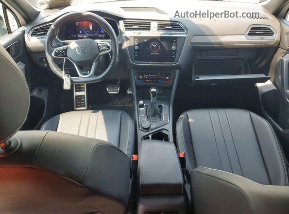 3VV8B7AX6NM144854 2022 VOLKSWAGEN TIGUAN Белый Вид панели приборов