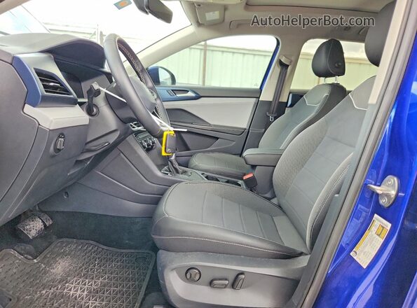3VVEX7B22RM028967 2024 VOLKSWAGEN TAOS Blue Vista interior delantera
