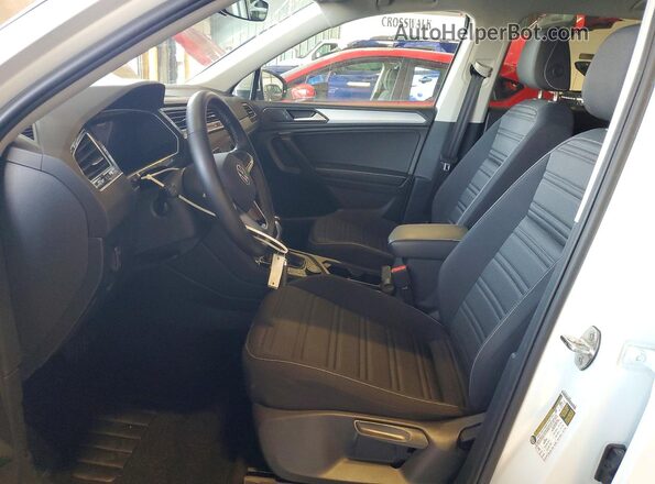 3VVFB7AX3RM110125 2024 VOLKSWAGEN TIGUAN White წინა სალონის ხედი