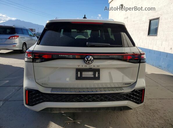 3VVLR7RM4SM040195 2025 VOLKSWAGEN TIGUAN White Rear view