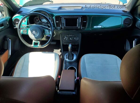 3VW517ATXHM819074 2017 VOLKSWAGEN BEETLE Teal Vista del salpicadero