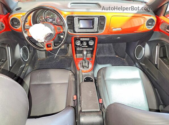 3VW5DAAT5KM501830 2019 VOLKSWAGEN BEETLE Red Вид панелі приладів