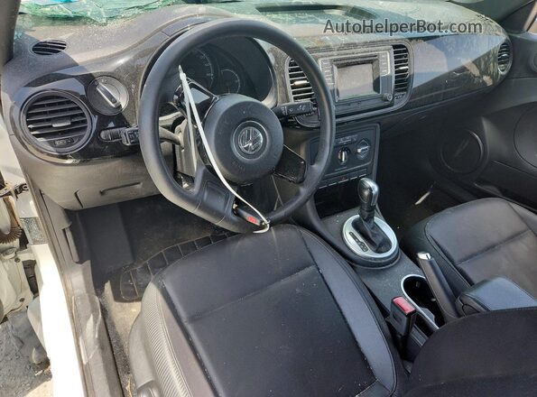 3VWF17AT8HM628189 2017 VOLKSWAGEN BEETLE White Вид панелі приладів