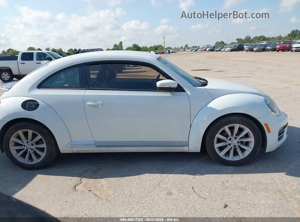 3VWJ17AT9HM626011 2017 VOLKSWAGEN BEETLE Белый Вид задней части салона