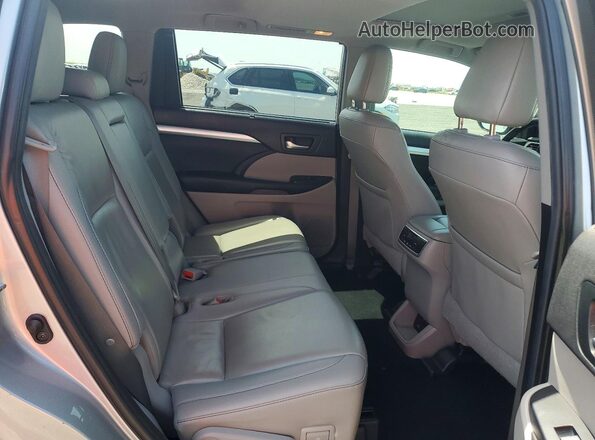 5TDKZRFH6KS352564 2019 TOYOTA HIGHLANDER Silver Widok komory silnika
