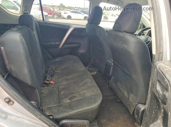 JTMZFREV3JD128256 2018 TOYOTA RAV4 Silver Widok wnętrza z tyłu