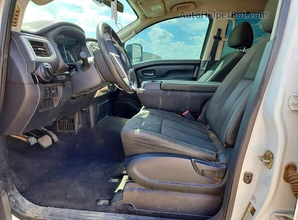 1N6BA1F31HN540806 2017 NISSAN TITAN White Widok deski rozdzielczej