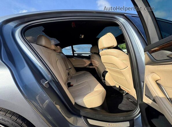 WBAJB1C50JB083749 2018 BMW 5 SERIES Charcoal Vista interior delantera