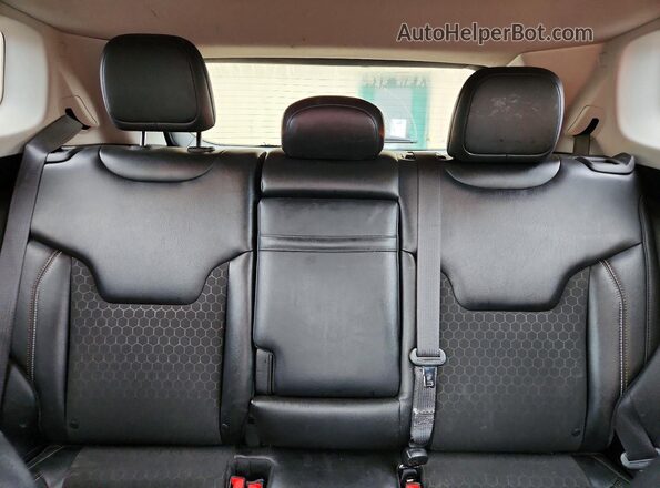 3C4NJDBB7JT179733 2018 JEEP COMPASS Red Вид задньої частини салону