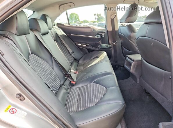 4T1B11HK9JU598306 2018 TOYOTA CAMRY Silver Rear interior view