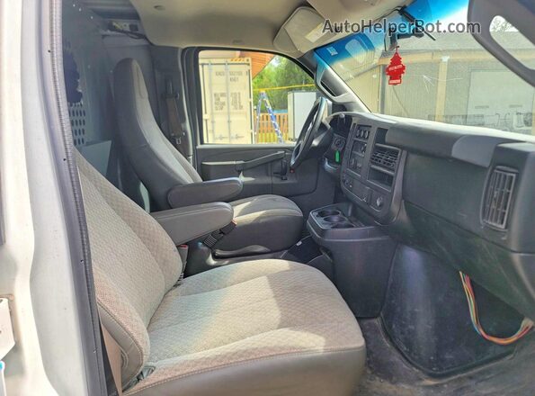 1GTW7AFF6H1280794 2017 GMC SAVANA White Հետևի տեսք