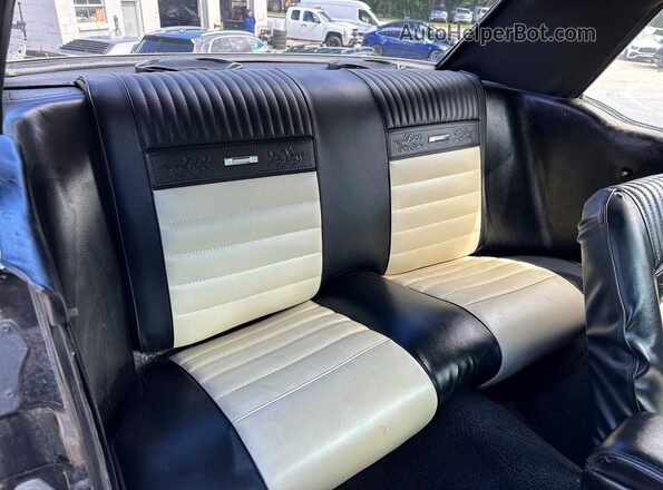 5F07C703560 1965 FORD MUSTANG Black Vista de los asientos traseros