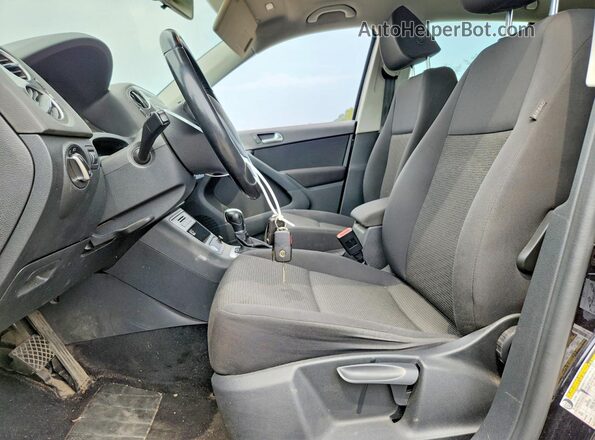 WVGBV7AX0HK049354 2017 VOLKSWAGEN TIGUAN Black Dashboard view